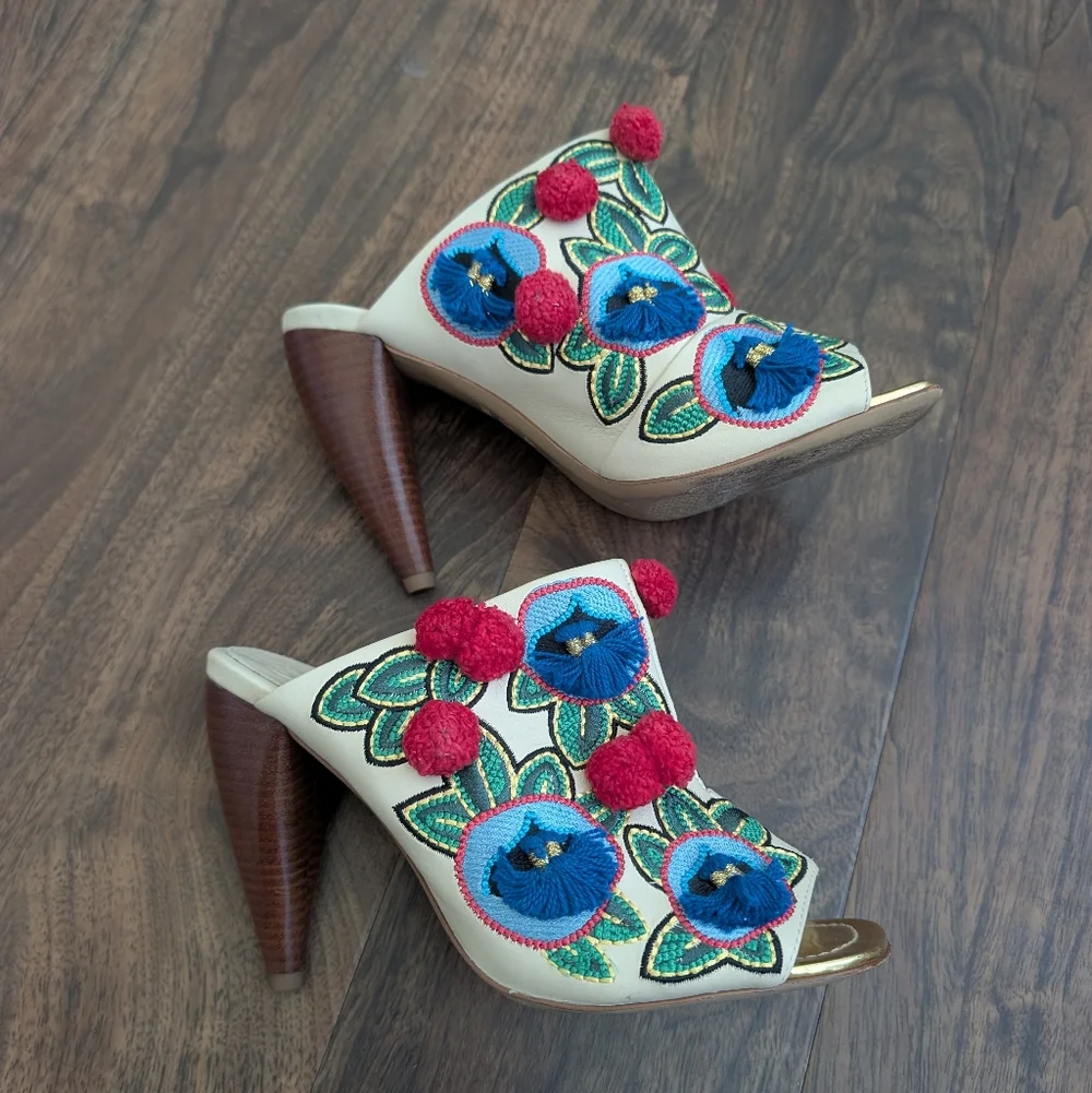 Tory Burch 7.5 White Embroidered Heels Blue Floral Accents Pink Pom-Poms